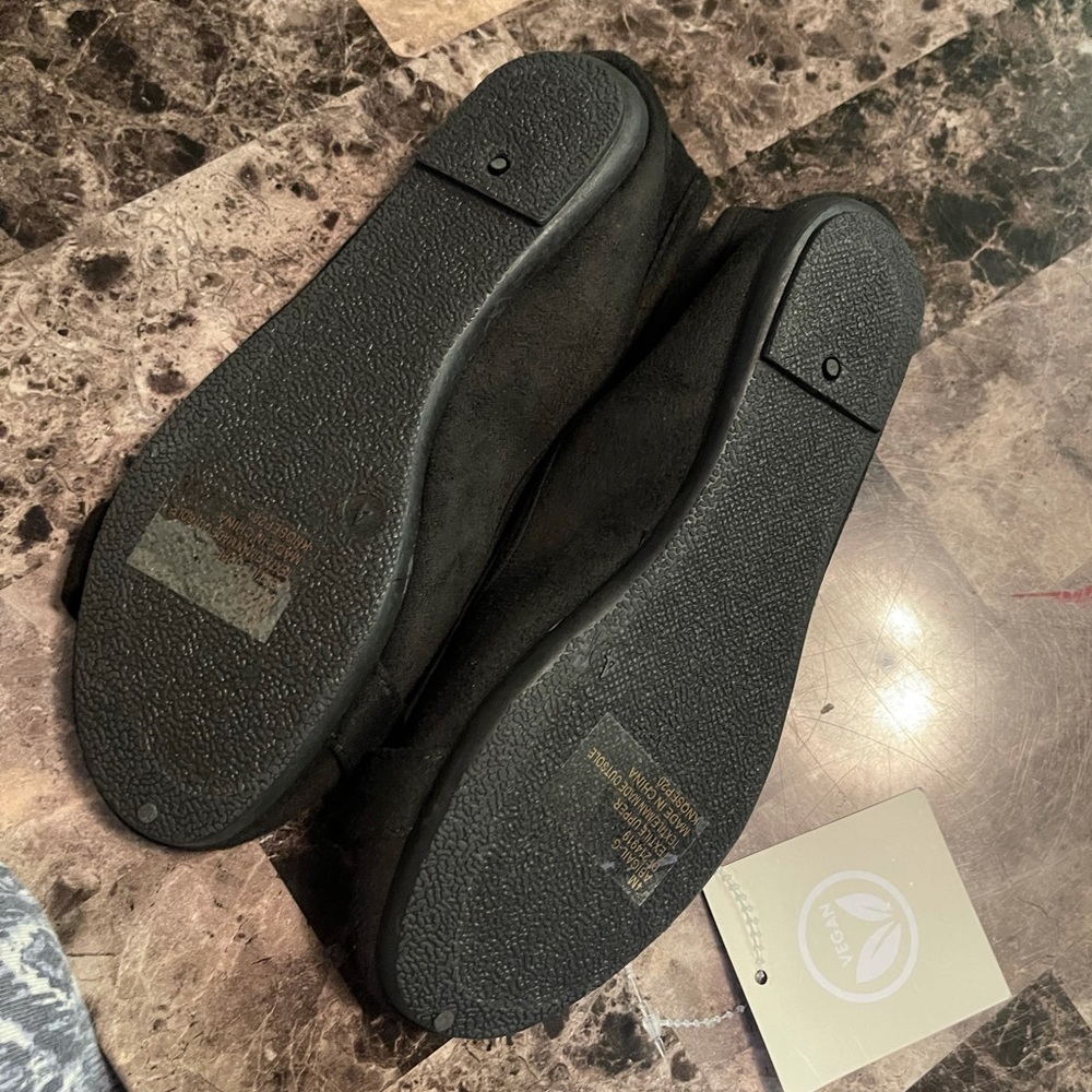 Brand New. Black women flats. Size 4 women. Daisy Fuentes brand - Picture 3 of 4